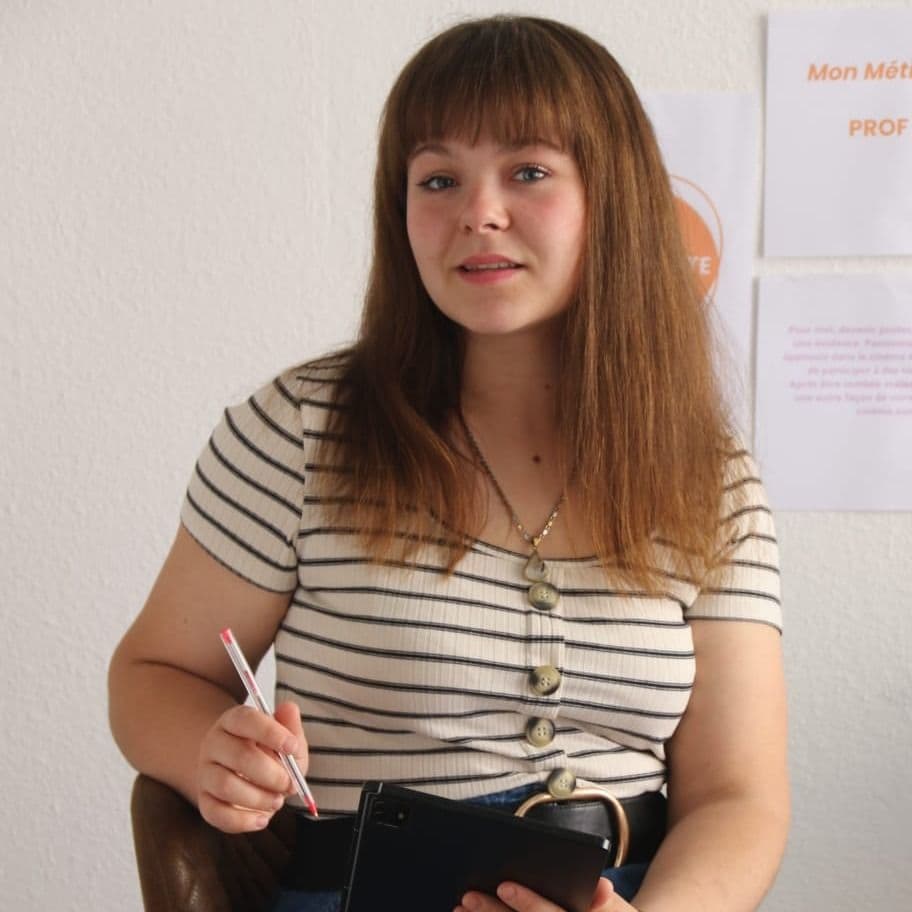 femme assise avec tablette et stylet dans un environnement professionnel simple